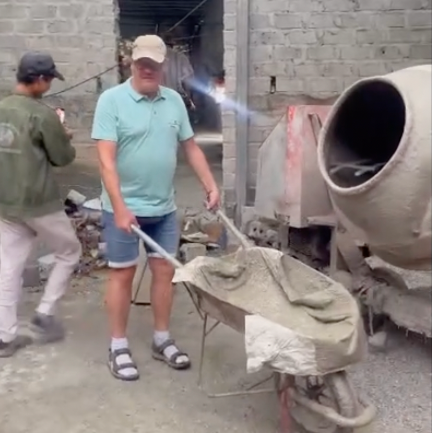 Du khách háo hức được làm phụ hồ. Du khách háo hức được làm phụ hồ.