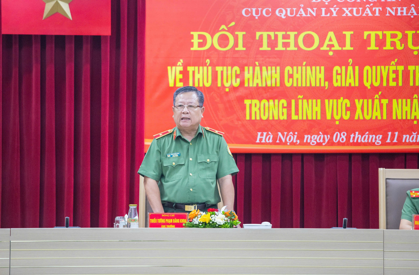 Thiếu tướng Phạm Đăng Khoa, Cục trưởng Cục Quản lý xuất nhập cảnh chủ trì đối thoại. Ảnh: Phạm Nam.