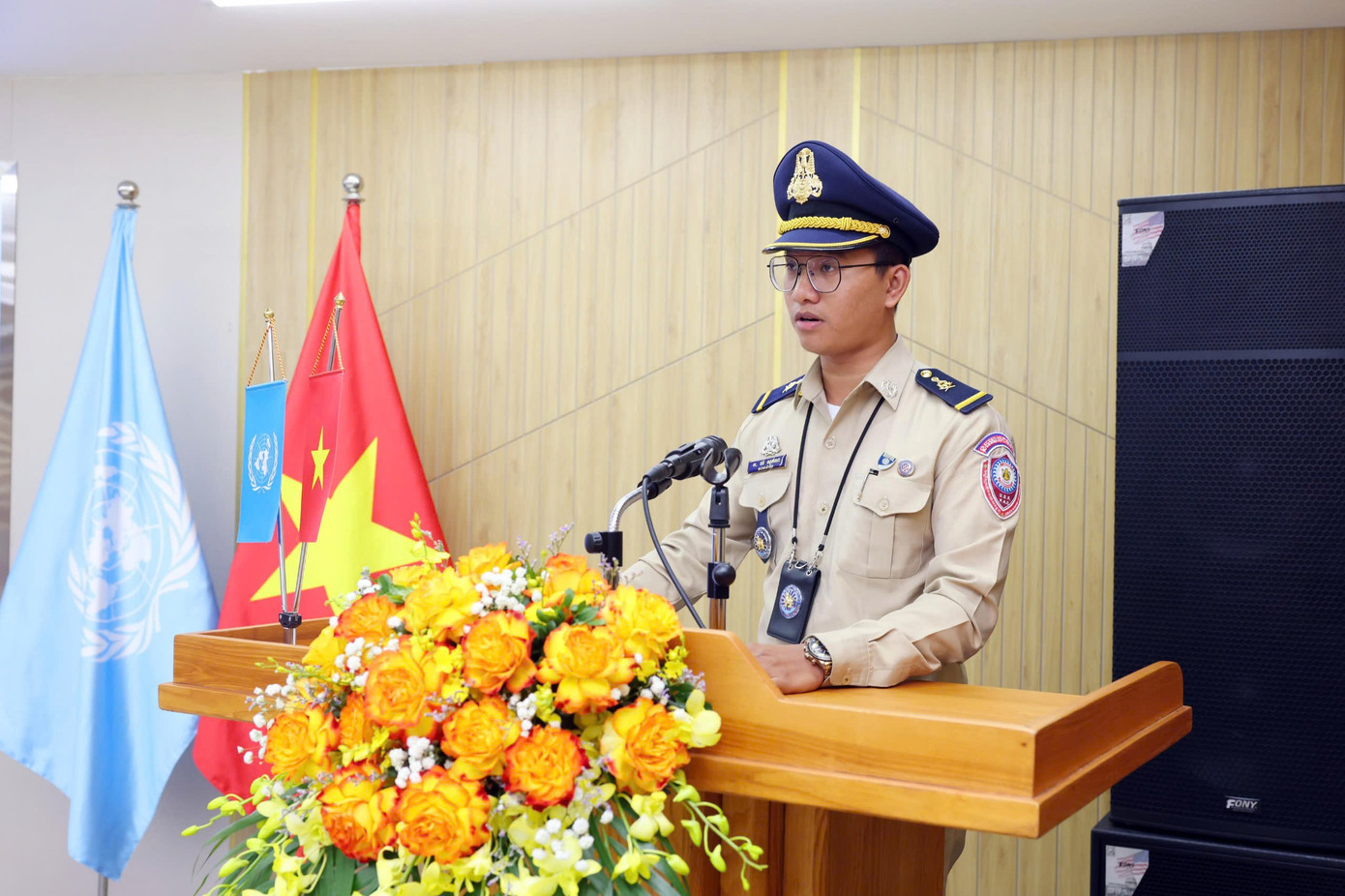 Trung úy Ly Sophorn, Cảnh sát Campuchia, học viên trẻ nhất của Khóa tập huấn phát biểu trong lễ bế mạc. Ảnh: Trung Kiên. Trung úy Ly Sophorn, Cảnh sát Campuchia, học viên trẻ nhất của Khóa tập huấn phát biểu trong lễ bế mạc. Ảnh: Trung Kiên.