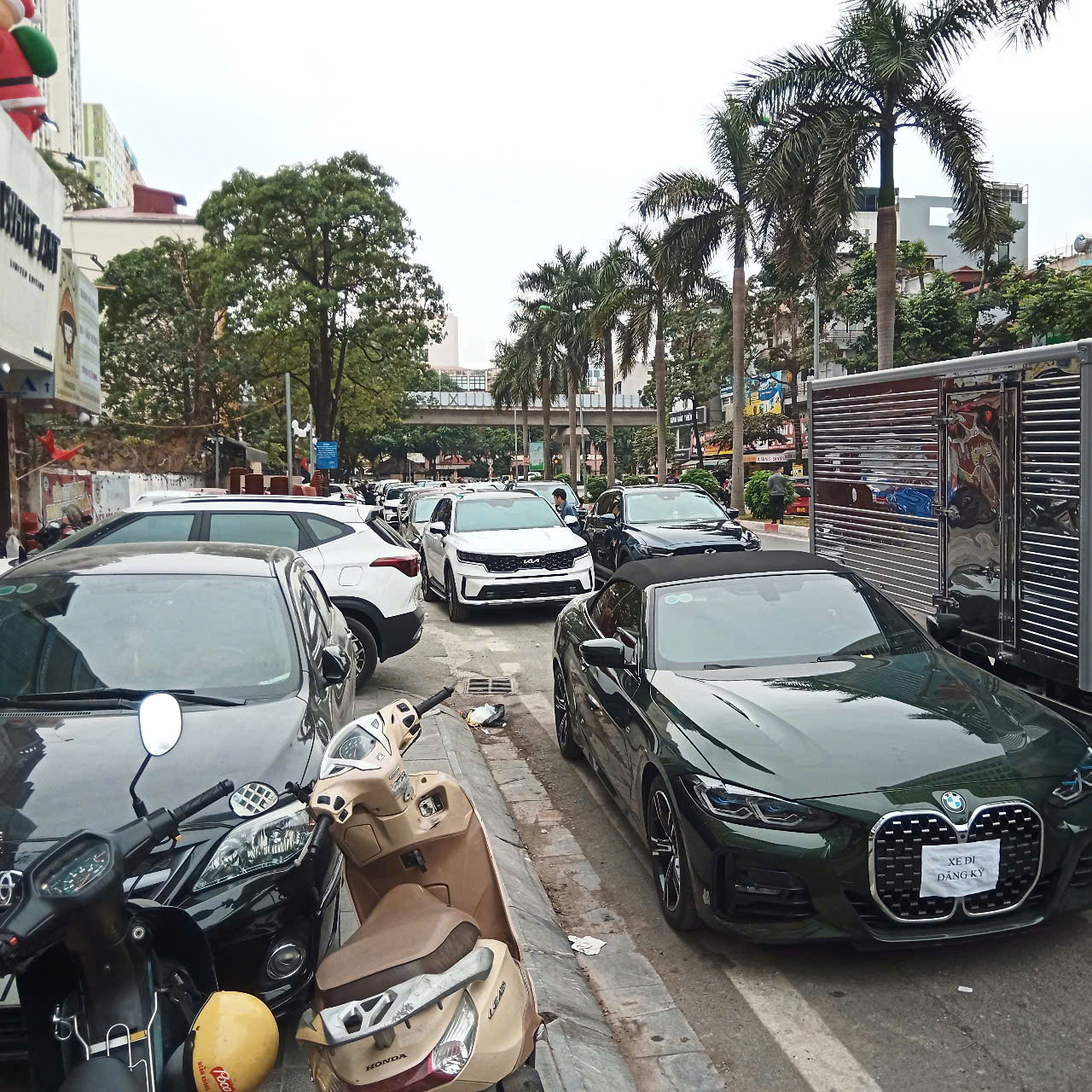 Ô tô xếp hàng dài trên phố chờ làm thủ tục đăng ký. Ảnh: Đ.H Ô tô xếp hàng dài trên phố chờ làm thủ tục đăng ký. Ảnh: Đ.H