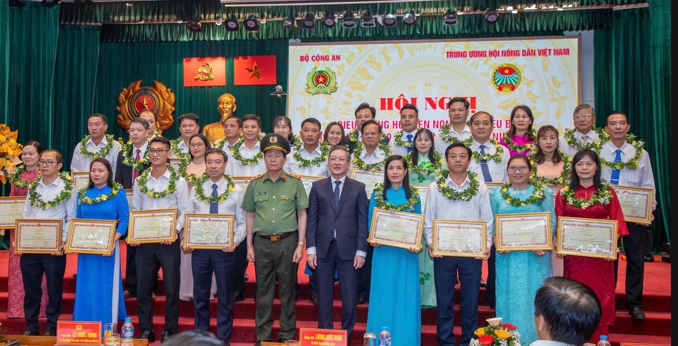 Hội viên tiêu biểu nhận bằng khen tại hội nghị. Ảnh: Phạm Nam. Hội viên tiêu biểu nhận bằng khen tại hội nghị. Ảnh: Phạm Nam.