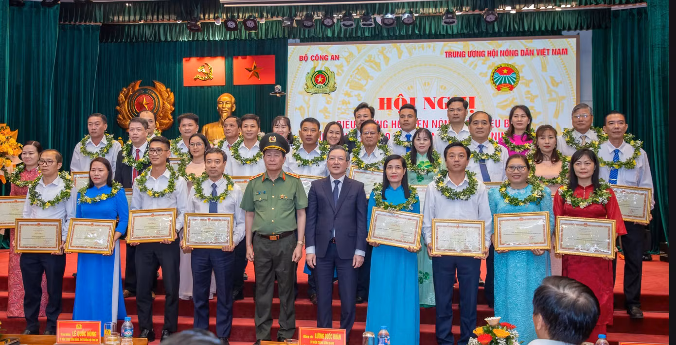 Hội viên tiêu biểu nhận bằng khen tại hội nghị. Ảnh: Phạm Nam.
