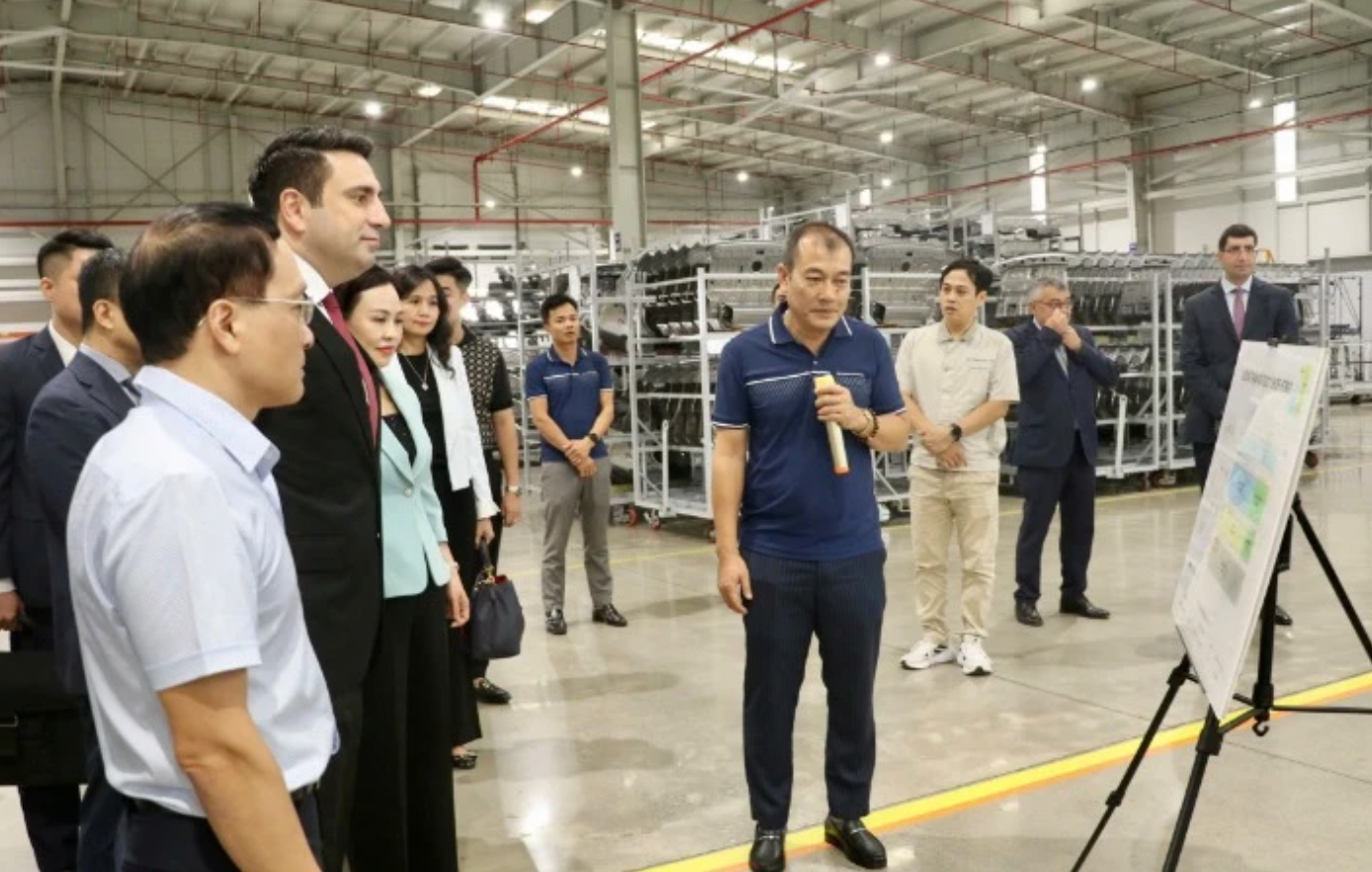 Chủ tịch Quốc hội Armenia cùng đoàn đại biểu thăm và làm việc tại Nhà máy Hyundai Thành Công. Ảnh: N.D