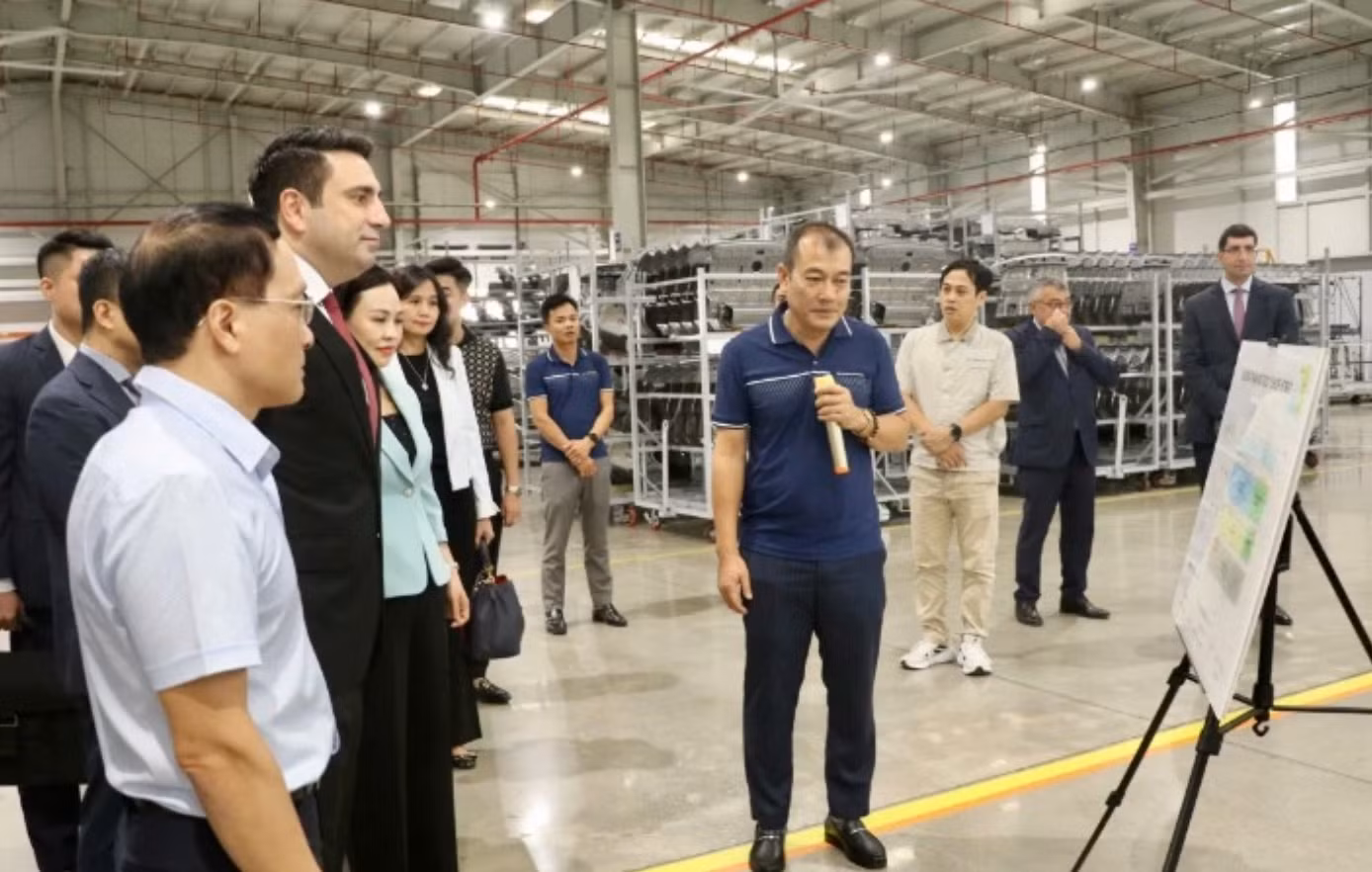Chủ tịch Quốc hội Armenia cùng đoàn đại biểu thăm và làm việc tại Nhà máy Hyundai Thành Công. Ảnh: N.D Chủ tịch Quốc hội Armenia cùng đoàn đại biểu thăm và làm việc tại Nhà máy Hyundai Thành Công. Ảnh: N.D