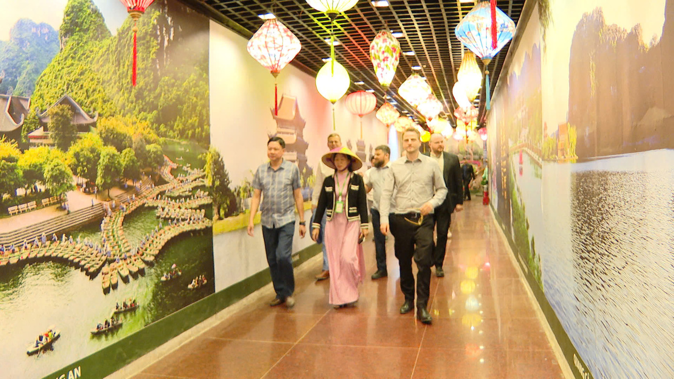 Đại đại biểu tại Quần thể Danh thắng Tràng An. Ảnh: N.L. Đại đại biểu tại Quần thể Danh thắng Tràng An. Ảnh: N.L.