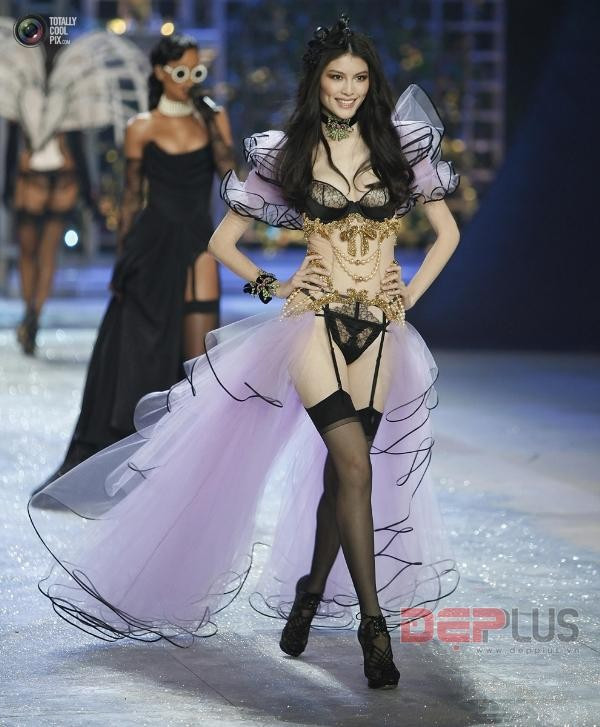 Sự thật sau vẻ lộng lẫy của thiên thần Victoria's Secret ảnh 4