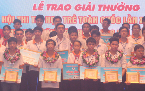 Vượt qua nhiều đối thủ, Phan Thanh Tùng (hàng dưới, thứ hai từ phải sang) giành giải nhất sáng tạo trong Hội thi Tin học trẻ toàn quốc 2014. Ảnh: NVCC. Cậu học trò cá biệt sáng tạo phần mềm học tập ảnh 2