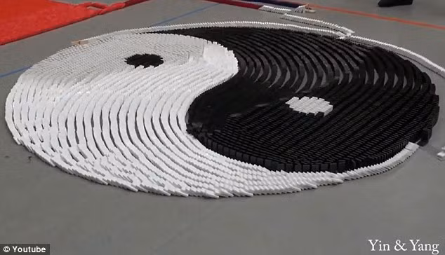 Vòng tròn âm dương cũng là một phần của tác phẩm.