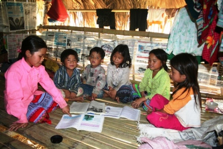 Mỗi khi có thời gian rảnh rỗi, Dợ lại mang sách vở ra học bài và dạy chữ cho các em các cháu trong túp lều