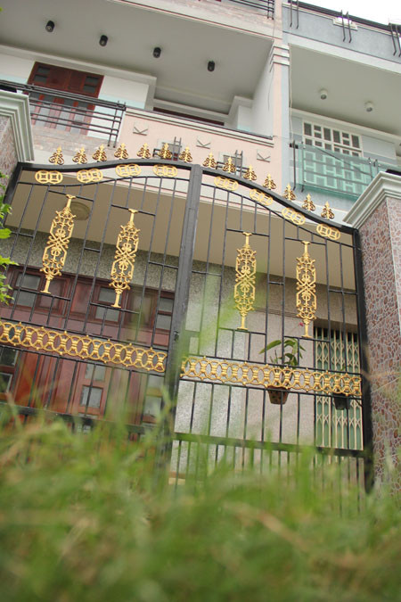 Căn nhà của nhà báo Hoàng Hùng không ai trong coi, cỏ dại mọc đầy sân.