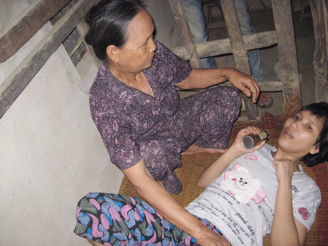 Bà Tỏa và con gái trong chiếc cũi đã hiện hữu gần 30 năm nay