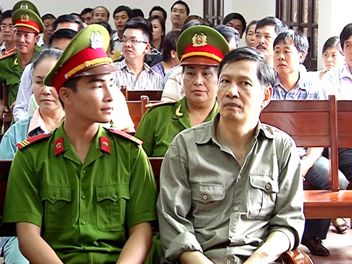  Cựu Chủ tịch Vinashin trong bộ quần áo màu xám khá điềm tĩnh