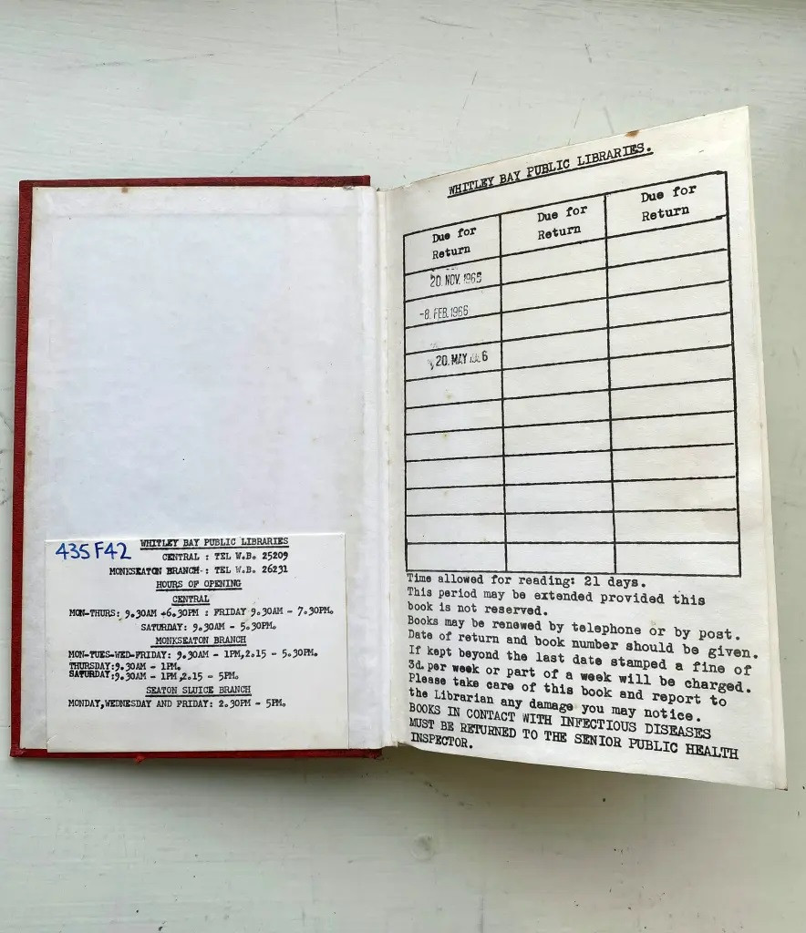 Cuốn sách mượn từ thư viện có ghi ngày tháng mượn và nội quy của thư viện rằng, nếu mượn quá 3 tuần sẽ bị phạt tiền. Cuốn sách mượn từ thư viện có ghi ngày tháng mượn và nội quy của thư viện rằng, nếu mượn quá 3 tuần sẽ bị phạt tiền.