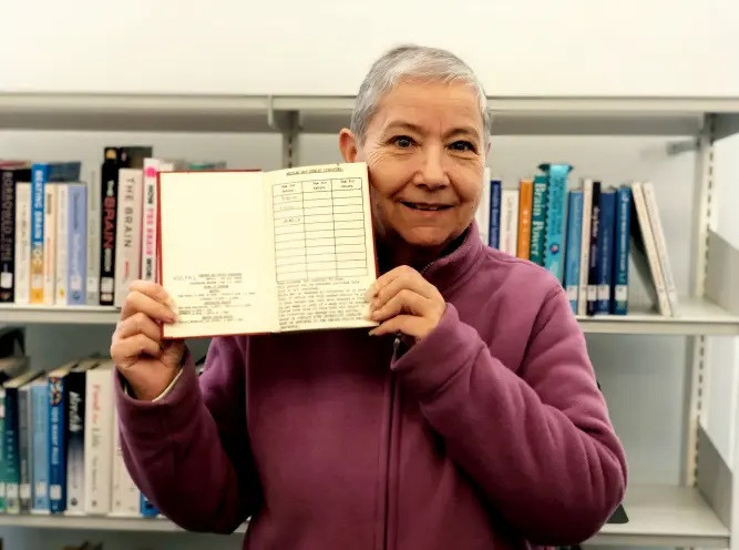 Bà Lesley Harrison với tờ giấy ghi thời điểm mượn sách của thư viện. Bà Lesley Harrison với tờ giấy ghi thời điểm mượn sách của thư viện.