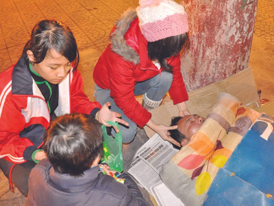 Chăm sóc ông Lãm – một người vô gia cư ở vườn hoa Lê nin