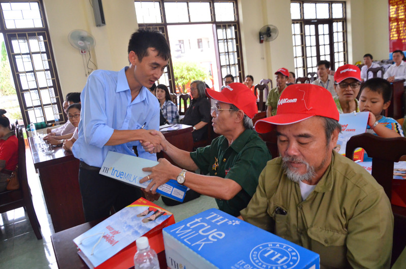 Ông Mai Nguyễn Huế, đại diện cho nhãn hàng TH True Milk tặng quà các thương bệnh binh