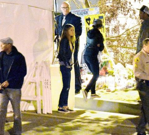 Cảnh sát đã phong tỏa khu vực xảy ra tai nạn để gia đình và bạn bè Paul Walker có thể riêng tư tổ chức lễ tưởng niệm