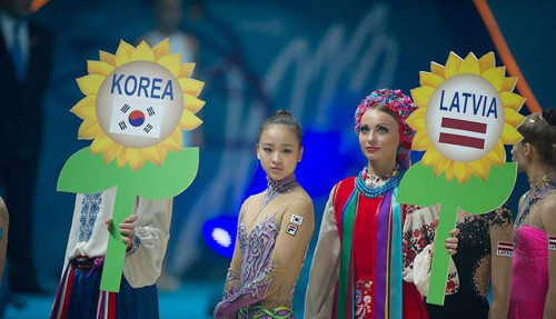 Son Yeon Jae gây ấn tượng với vẻ đẹp đậm nét Á đông, gương mặt thanh tú nhỏ nhắn và xinh như búp bê, thân hình mảnh mai phù hợp với môn thể dục nghệ thuật