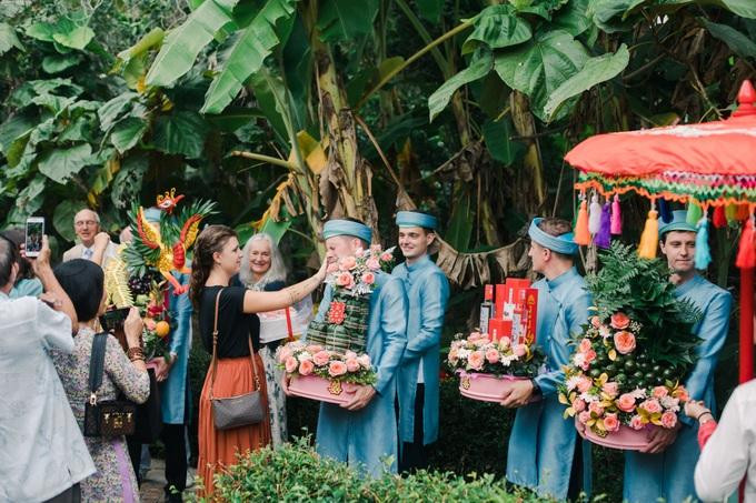 Những chàng trai ngoại quốc háo hức khi lần đầu trong đời được mặc trang phục truyền thống của Việt Nam. (Ảnh: NVCC).