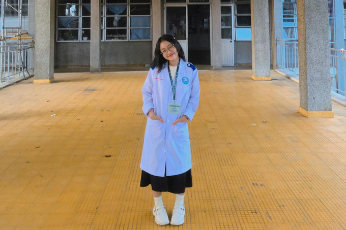 Nữ sinh Mỹ Hạnh thích học bài thi ở quán cà phê (Ảnh: NVCC).