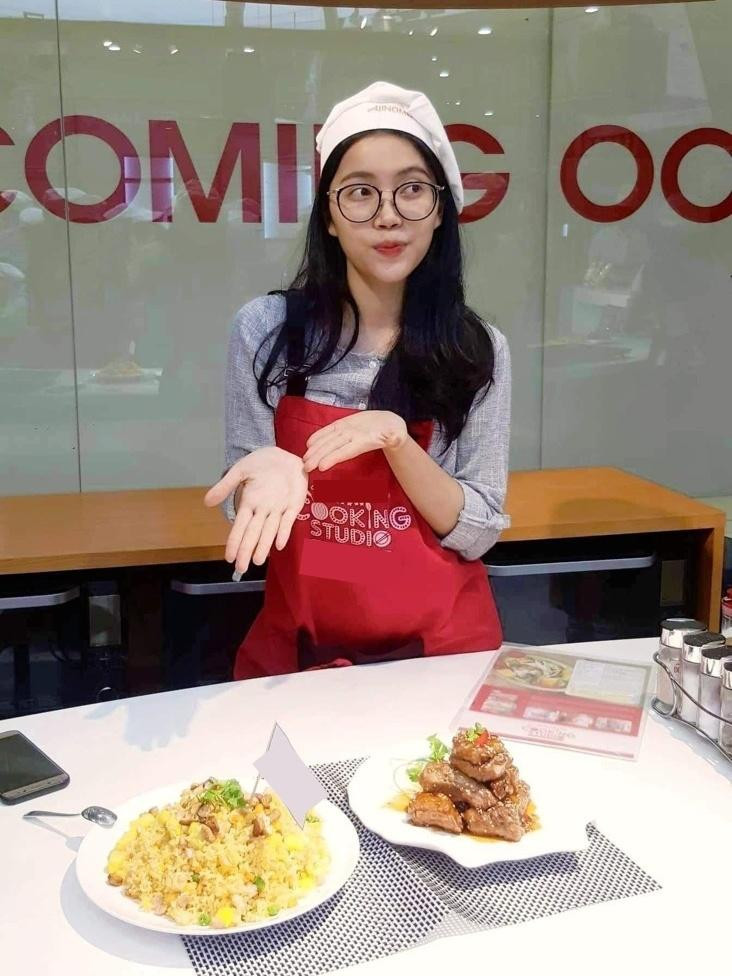 Thanh Thủy tự hào với những món ăn gia đình mình học được sau khóa học. Thanh Thủy tự hào với những món ăn gia đình mình học được sau khóa học.