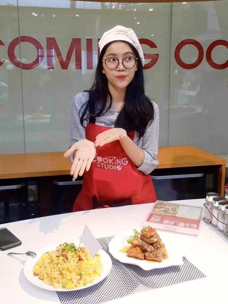Thanh Thủy tự hào với những món ăn gia đình mình học được sau khóa học. Thanh Thủy tự hào với những món ăn gia đình mình học được sau khóa học.