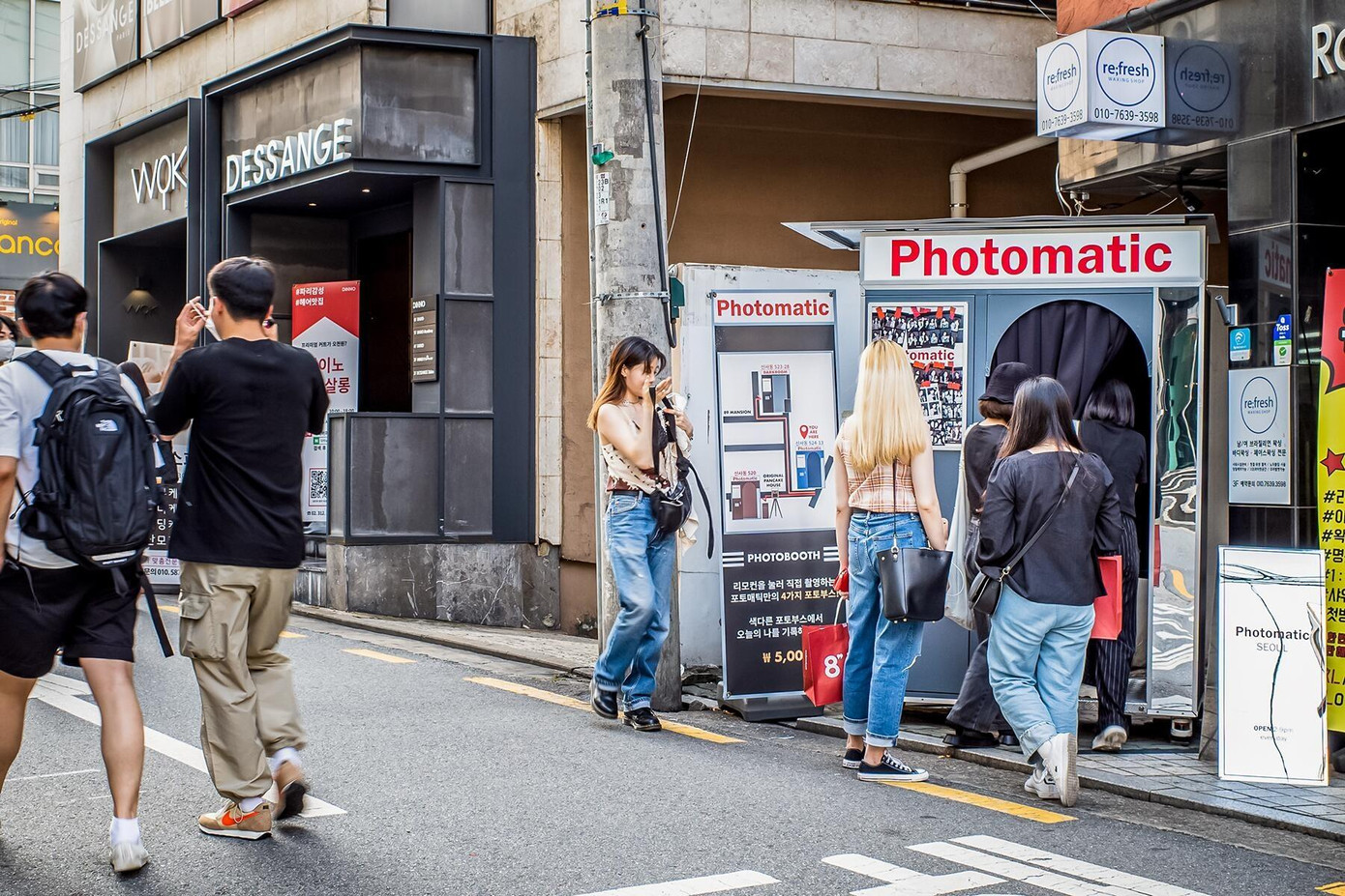 Những quầy chụp ảnh lấy ngay có thể nhìn thấy ở nhiều nơi tại Seoul, nhất là ở những khu có đông người trẻ vui chơi. Ảnh: For Seoul Lovers. Những quầy chụp ảnh lấy ngay có thể nhìn thấy ở nhiều nơi tại Seoul, nhất là ở những khu có đông người trẻ vui chơi. Ảnh: For Seoul Lovers.