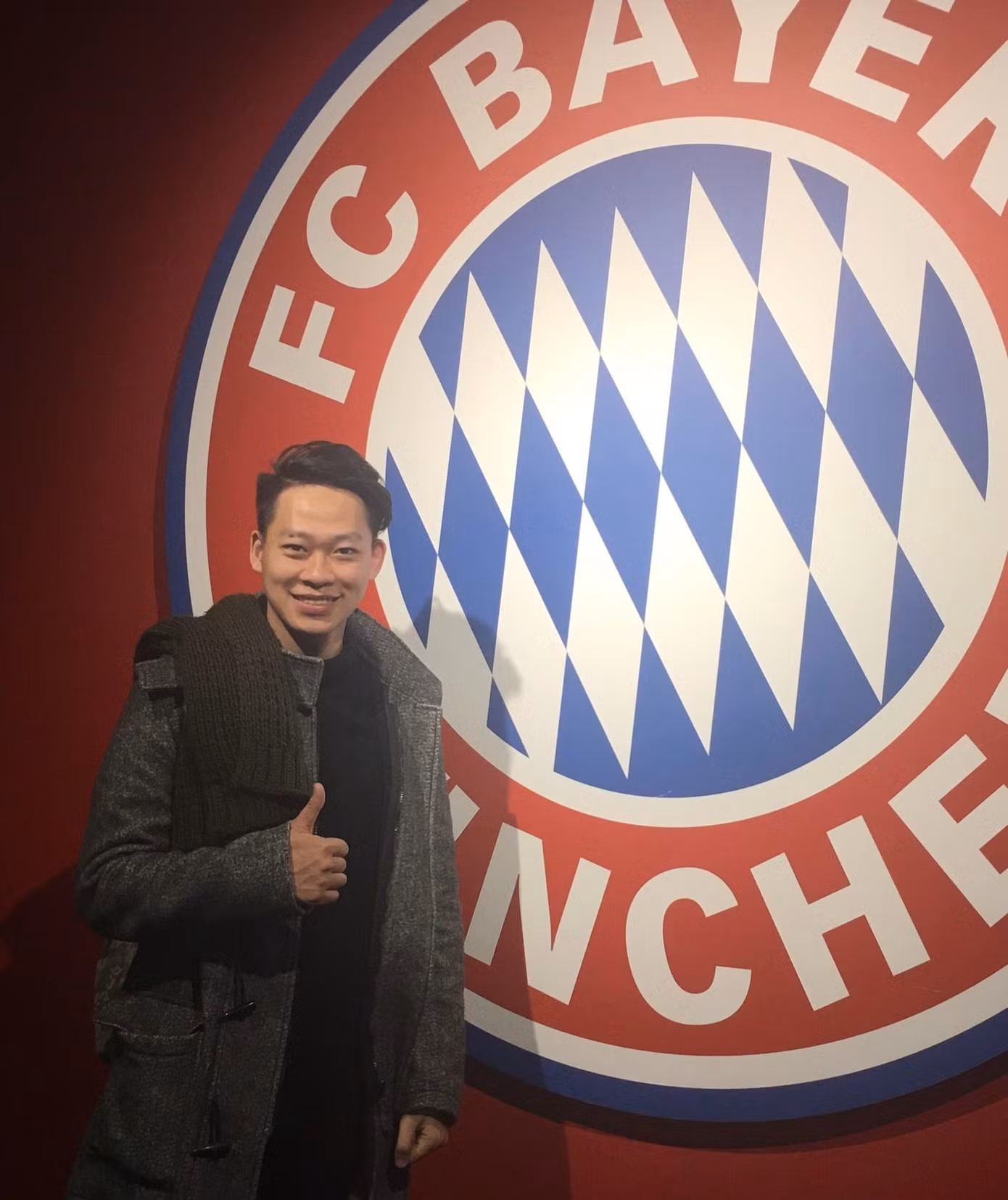 Quốc Dũng từng ghé thăm Allianz Arena - sân nhà của câu lạc bộ bóng đá Bayern Munich trong thời gian anh du học ở Đức. Quốc Dũng từng ghé thăm Allianz Arena - sân nhà của câu lạc bộ bóng đá Bayern Munich trong thời gian anh du học ở Đức.