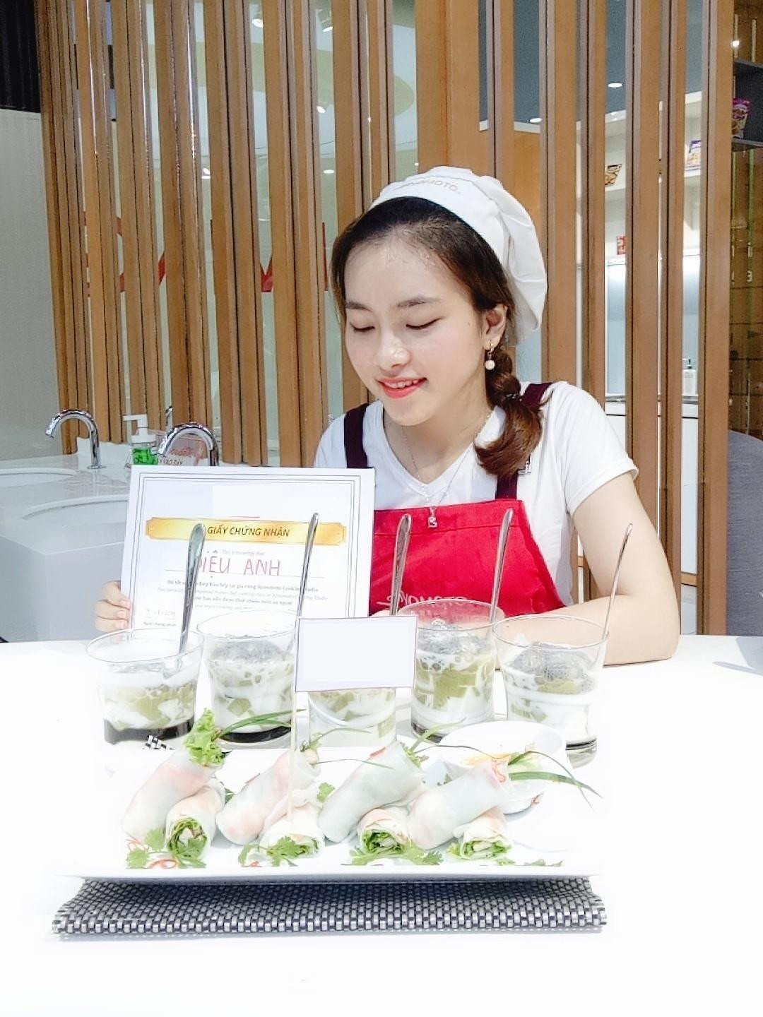 Diệu Anh tham gia lớp học nấu ăn nhằm tự chăm sóc sức khỏe bản thân. Diệu Anh tham gia lớp học nấu ăn nhằm tự chăm sóc sức khỏe bản thân.