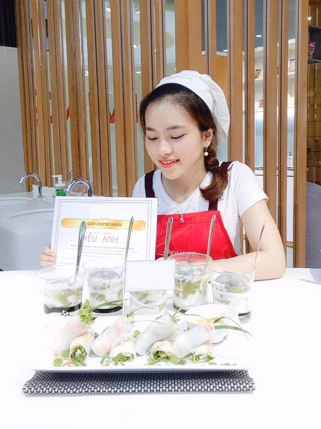 Diệu Anh tham gia lớp học nấu ăn nhằm tự chăm sóc sức khỏe bản thân. Diệu Anh tham gia lớp học nấu ăn nhằm tự chăm sóc sức khỏe bản thân.