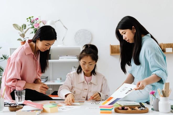 Nhiều bạn trẻ chuyển từ nhân viên công sở sang làm freelancer và ngược lại.