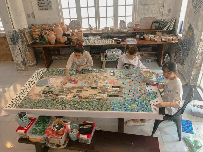 Nhi có 10 nhân viên với thu nhập lên đến hàng chục triệu đồng mỗi tháng (Ảnh: Huyền My).