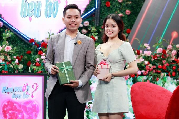 Cặp đôi tặng quà cho nhau (Ảnh: BMHH).