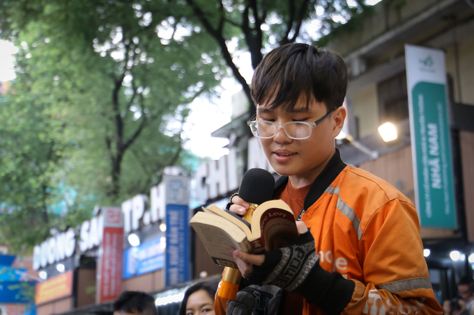 Phước cầm trên tay cuốn "Đêm đầu tiên" của Marc Levy để đặt câu hỏi cho ông (Ảnh: Ngà Trịnh). Phước cầm trên tay cuốn "Đêm đầu tiên" của Marc Levy để đặt câu hỏi cho ông (Ảnh: Ngà Trịnh).