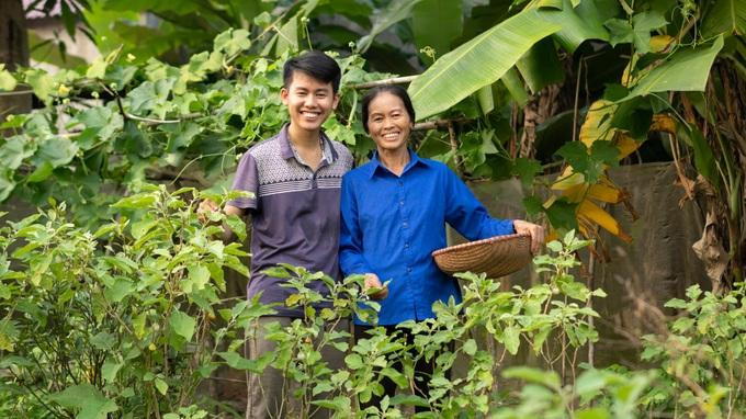 Đồng Văn Hùng và mẹ là bà Dương Thị Cường được nhiều người biết đến qua kênh YouTube Ẩm thực mẹ làm với những thước phim bình dị, chân thực về cuộc sống làng quê, ẩm thực Bắc Bộ (Ảnh: Đồng Văn Hùng).