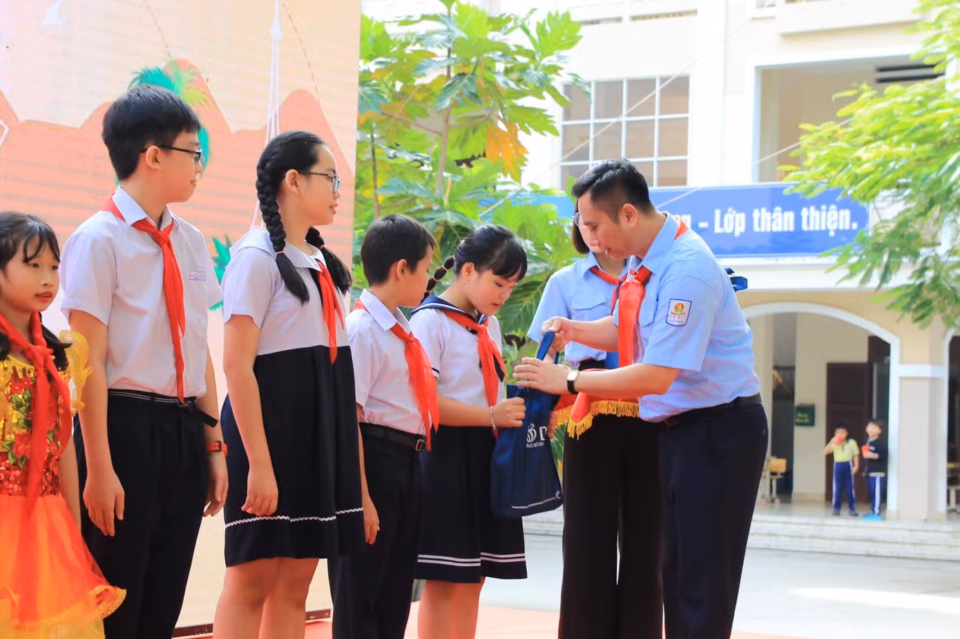 Đại diện Ban Tổ chức Sân chơi “Thiếu nhi Việt Nam - Vươn ra thế giới” năm 2022 trao quà tặng thiếu nhi tham gia Lễ phát động.