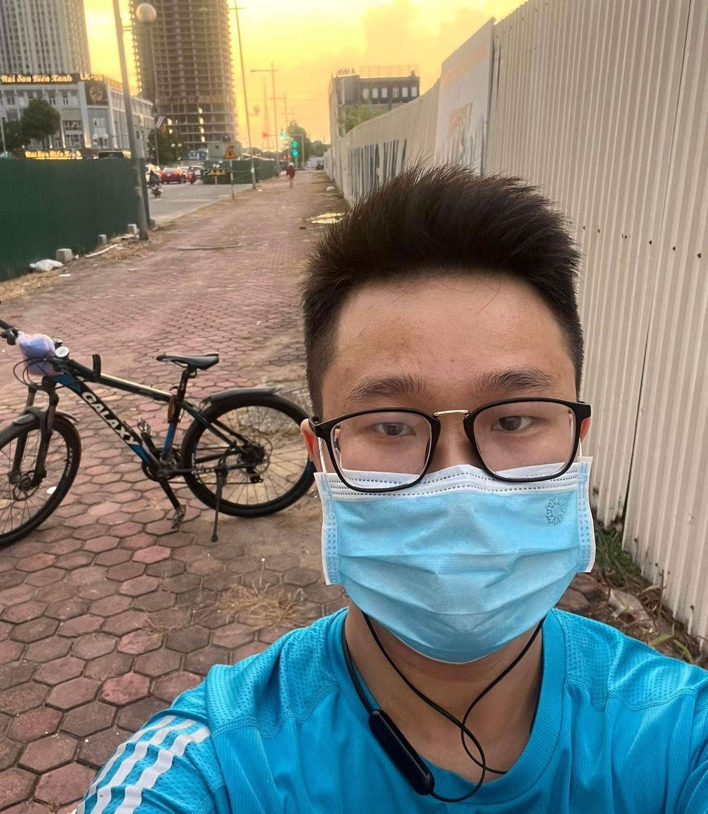 Đinh Anh từ bỏ thói quen thức khuya xem bóng đá từ khi đi làm.