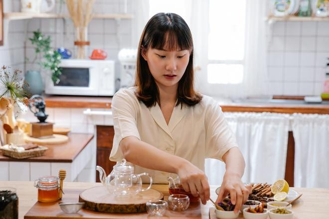 Người trẻ đi học các lớp dạy nấu ăn cơ bản để có kiến thức về dinh dưỡng và nâng cao tay nghề nấu nướng. Ảnh: Anna Pou/Pexels. Người trẻ đi học các lớp dạy nấu ăn cơ bản để có kiến thức về dinh dưỡng và nâng cao tay nghề nấu nướng. Ảnh: Anna Pou/Pexels.