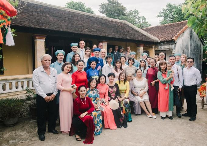 Gia đình hai bên cùng chụp ảnh tại làng cổ Phước Tích (Huế). (Ảnh: NVCC).
