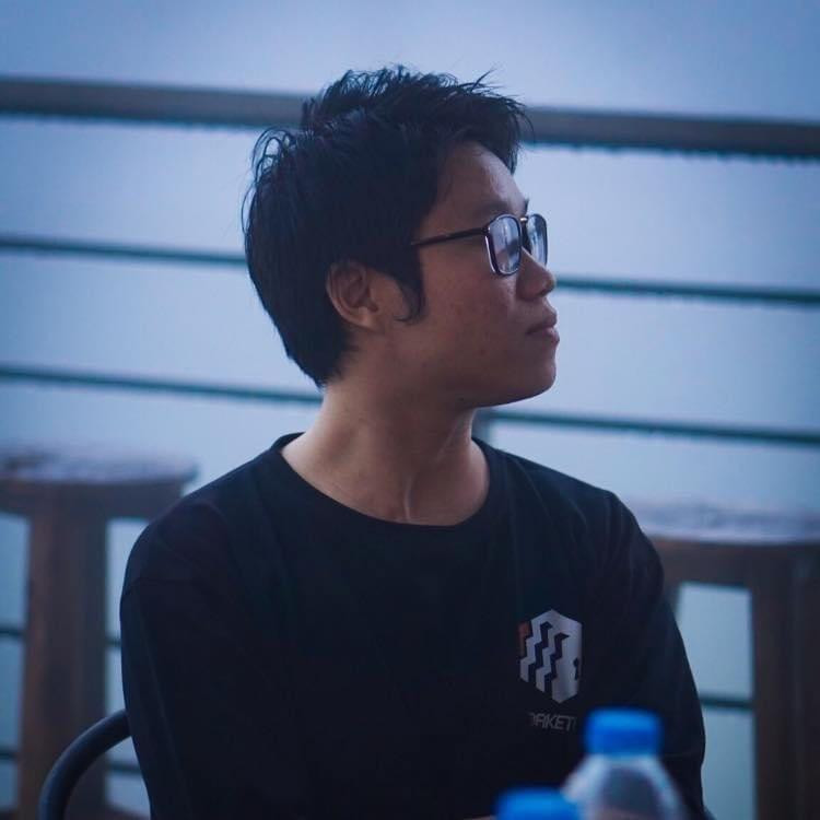 Đinh Anh lựa chọn gắn bó với một công ty để đảm bảo nguồn thu đồng thời thi thoảng nhận thêm việc ngoài.