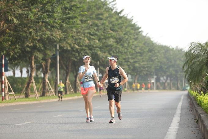 Cặp đôi cùng nhau chinh phục cự ly 15km và sau này là 42km. (Ảnh: T. H). Cặp đôi cùng nhau chinh phục cự ly 15km và sau này là 42km. (Ảnh: T. H).