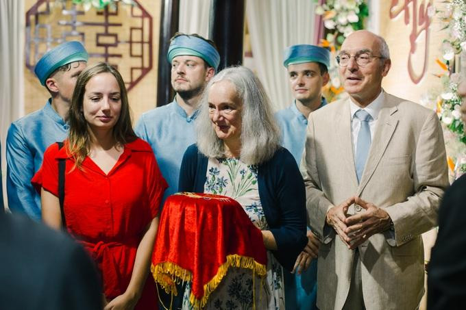 Bố mẹ anh Tobias khá căng thẳng lần đầu đến Việt Nam tham dự lễ báo hỷ truyền thống. (Ảnh: NVCC).