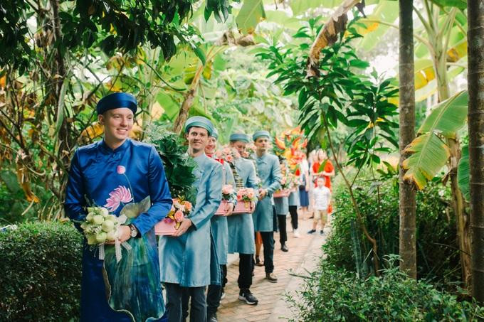 Lễ báo hỷ cực "chất" với dàn bê tráp toàn "nam thần" là em trai và bạn bè của chú rể Tobias. (Ảnh: NVCC).