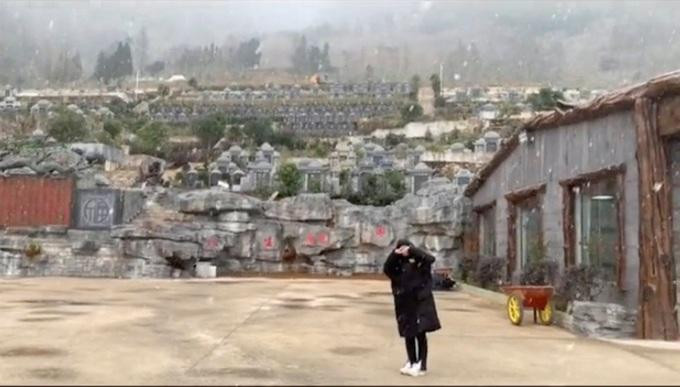 Nghĩa trang là nơi làm việc "yên bình" của Tan. (Ảnh: Douyin).