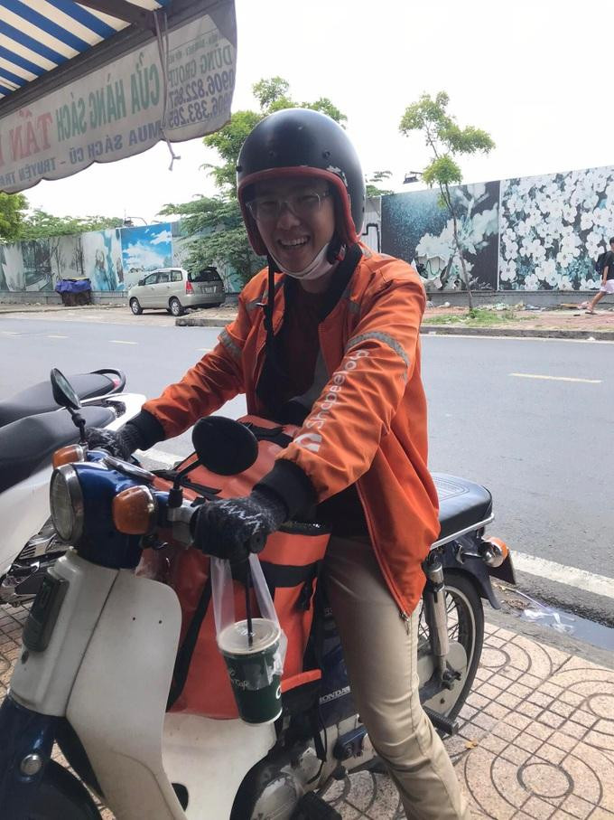 Chàng trai rong ruổi khắp Sài Gòn giao đồ ăn kiếm tiền trên chiếc xe cup cũ (Ảnh: Nhân vật cung cấp). Chàng trai rong ruổi khắp Sài Gòn giao đồ ăn kiếm tiền trên chiếc xe cup cũ (Ảnh: Nhân vật cung cấp).