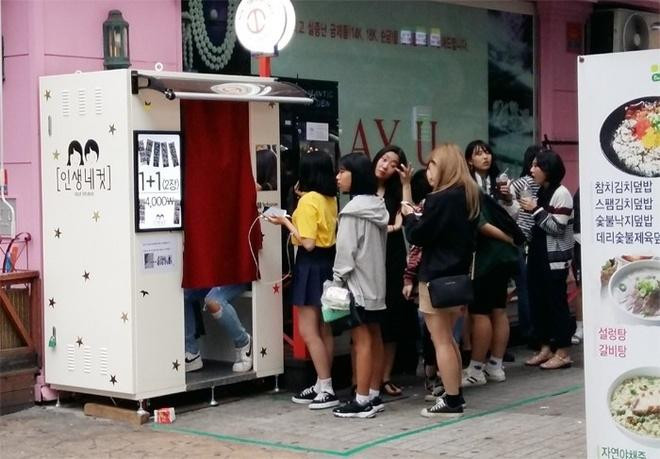 Các cô gái đứng xếp hàng vào một quầy chụp ảnh lấy ngay ở Seoul. Các cô gái đứng xếp hàng vào một quầy chụp ảnh lấy ngay ở Seoul.