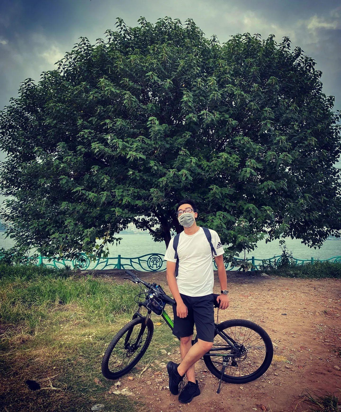 Quân chia sẻ nhiều đồng nghiệp, bạn bè đều chung tình cảnh thiếu ngủ vào mùa bóng.