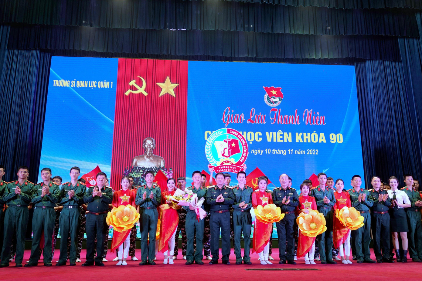 Lãnh đạo Trường SQLQ1 cùng ĐVTN nhà trường và tân học viên Khóa 90 tại chương trình giao lưu. Ảnh: Nguyễn Minh