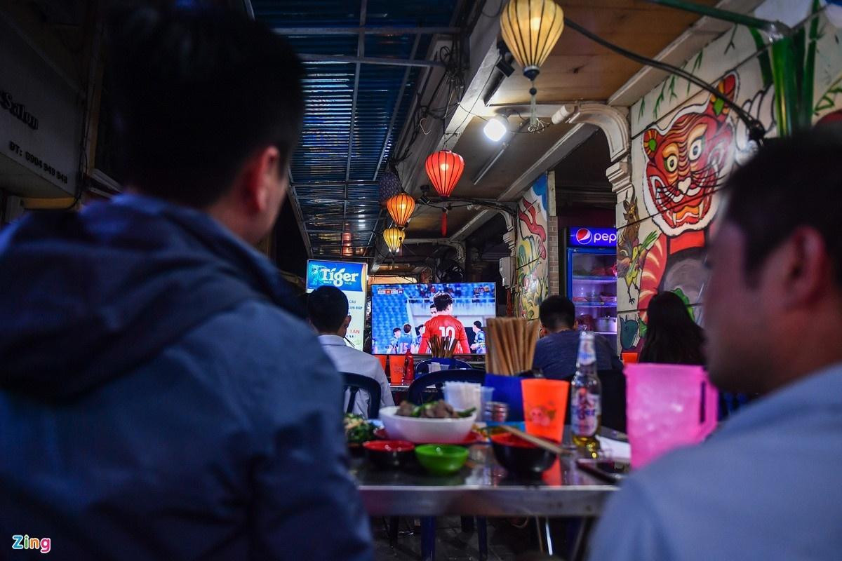 Dân văn phòng sáng đi làm, tối xem bóng trong những ngày World Cup. Ảnh: Đức Anh.