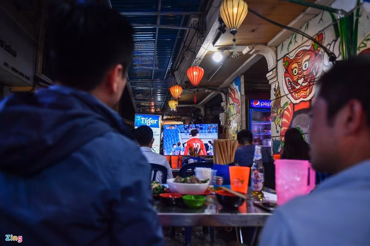 Dân văn phòng sáng đi làm, tối xem bóng trong những ngày World Cup. Ảnh: Đức Anh. Dân văn phòng sáng đi làm, tối xem bóng trong những ngày World Cup. Ảnh: Đức Anh.